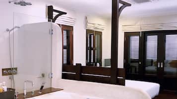Deluxe Suite, 1 Bedroom, Courtyard View | Jetted bathtub
