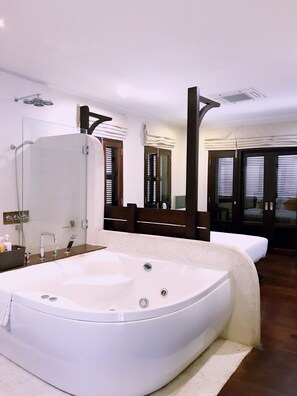Deluxe-Suite, 1 Schlafzimmer, Blick auf den Innenhof | Whirlwanne