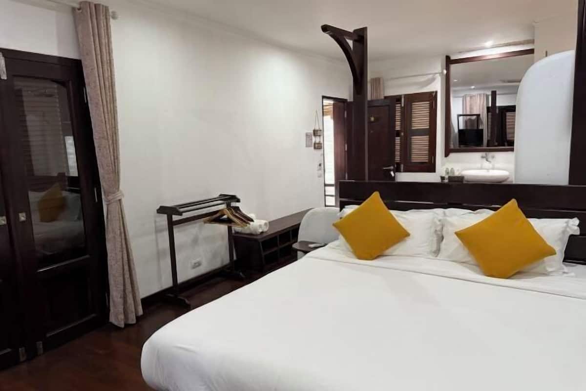 1 bedroom, in-room safe, desk, iron/ironing board