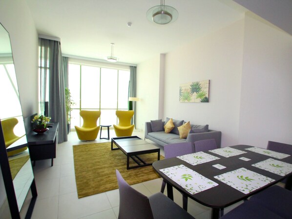 Huoneisto, 2 makuuhuonetta | Oleskelualue | Televisio