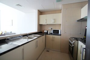 Departamento, 2 habitaciones | Cocina privada | Refrigerador, microondas, horno y parrilla de estufa 