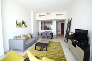Departamento, 2 habitaciones | Área de sala de estar | Televisión 
