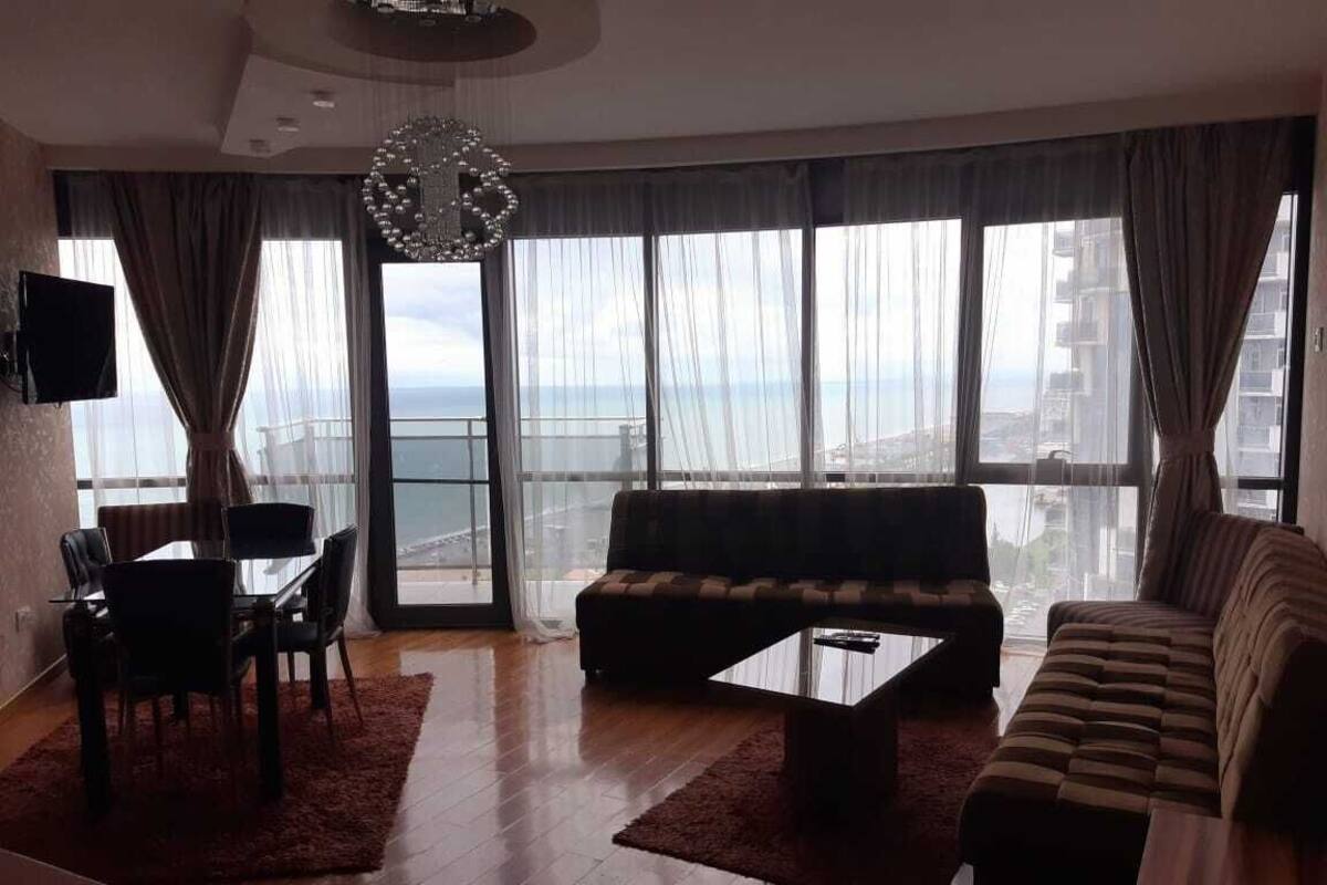 Comport Apartment with Panoramic Sea view | Ruang tamu | TV Plasma