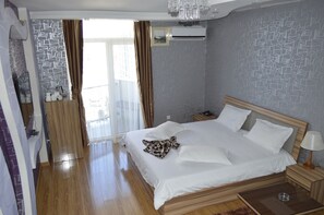 Double Room | Bar mini, meja, kalis bunyi, seterika/papan seterika
