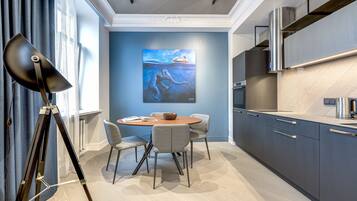 Luxury One Bedroom Apartment, Town Hall sq. View (Didzioji St. 20) | Private kitchen | Fridge, microwave, oven, stovetop