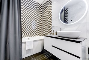 Luxury One Bedroom Apartment, Town Hall sq. View (Didzioji St. 20) | Bathroom - Vilnius Apartments & Suites - Town Hall (Vilnius)