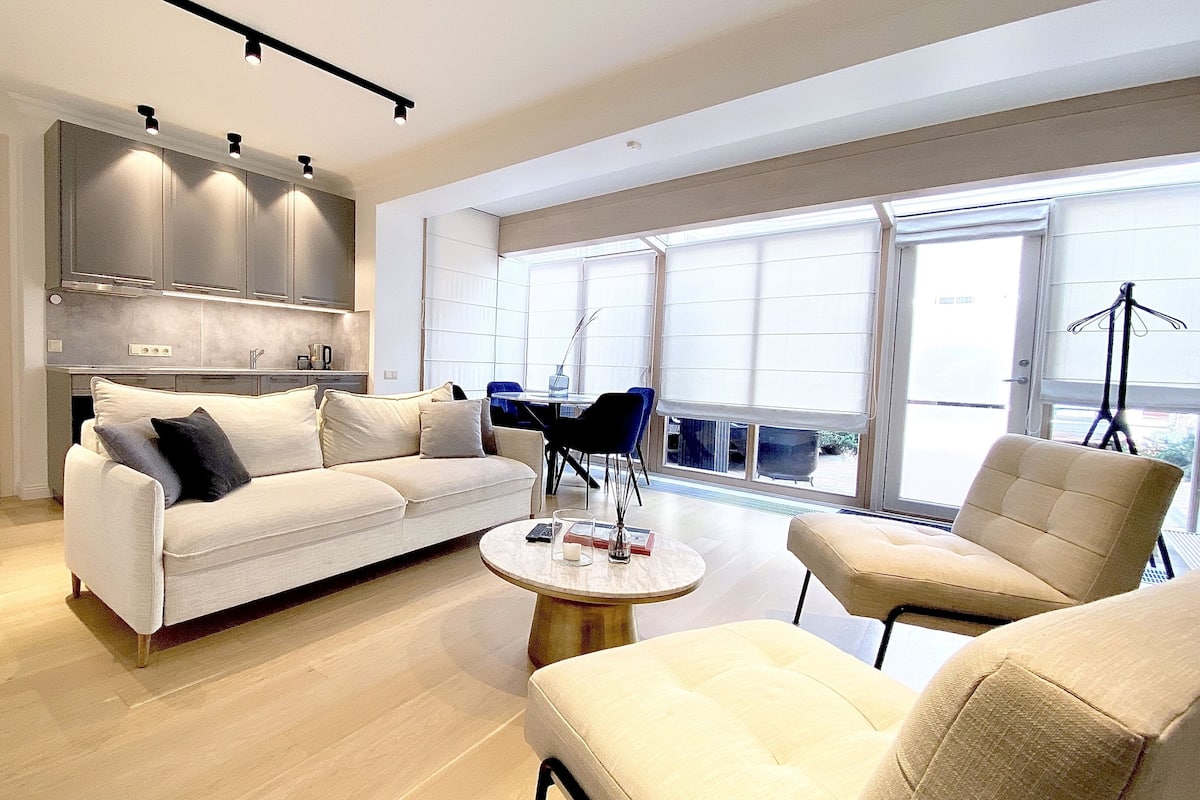 Luxury 2 Bedrooms Apartment - Gaono St. 8 | Soggiorno | TV a schermo piatto, film pay-per-view, pavimenti riscaldati