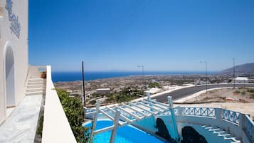 Seasonal outdoor pool, open 9:00 AM to 8:00 PM, pool loungers