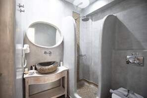 Apartment | Bathroom | Shower, rainfall showerhead, hair dryer, towels