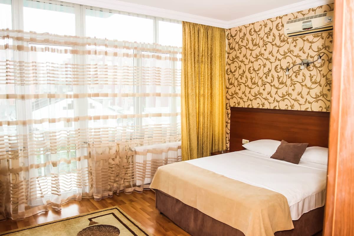 Habitación triple superior | Minibar, tabla de planchar con plancha, camas extra y wifi gratis