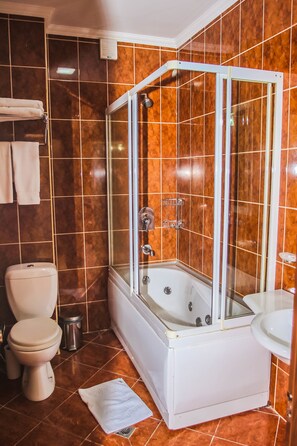 Habitació triple estàndard | Bany | Articles de tocador gratuïts, assecador de cabells i sabatilles 