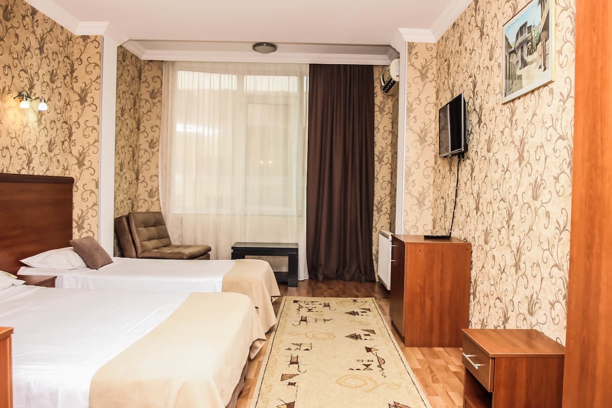 Habitación triple estándar | Minibar, tabla de planchar con plancha, camas extra y wifi gratis
