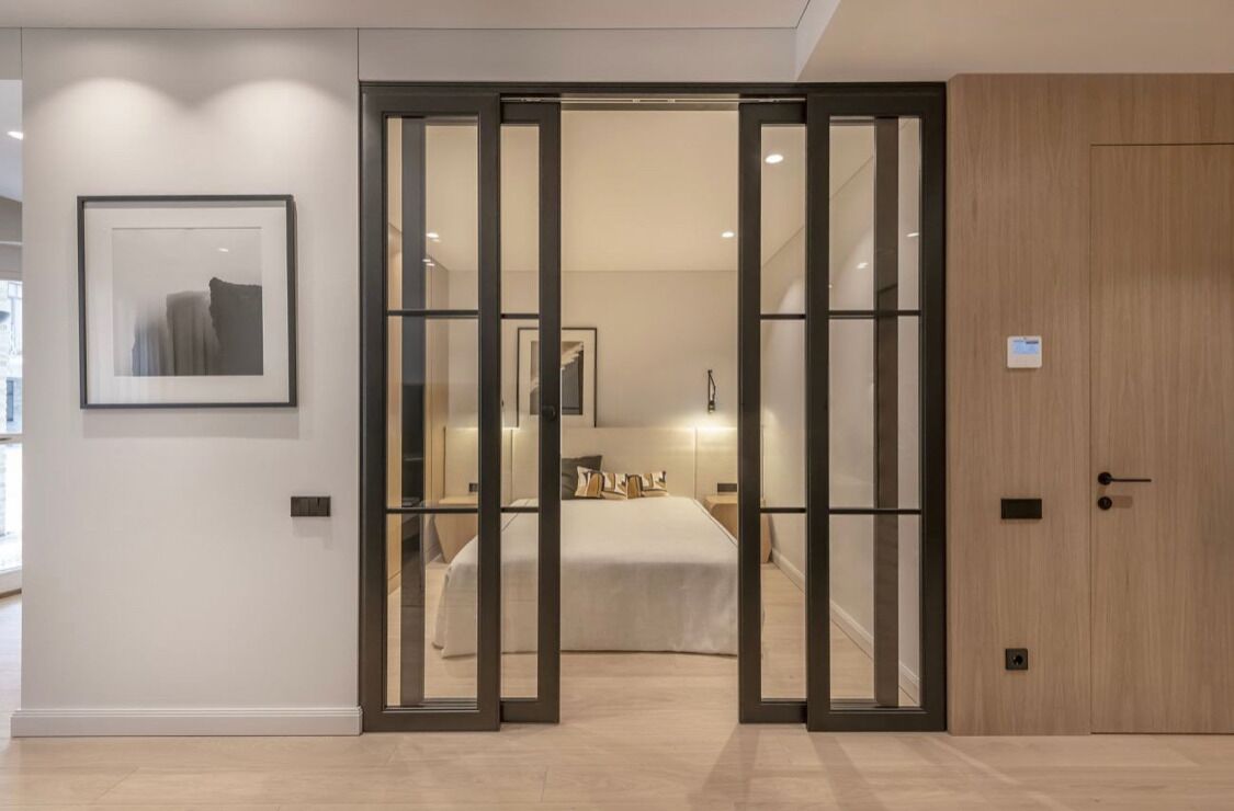 Ein Hotelzimmer mit einem Bett, einem Kleiderschrank und einer Schiebetür zum Badezimmer.