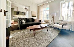 Suite superior | Sala d'estar | Televisor LCD de 43 polzades amb canals per cable, televisor i Netflix 