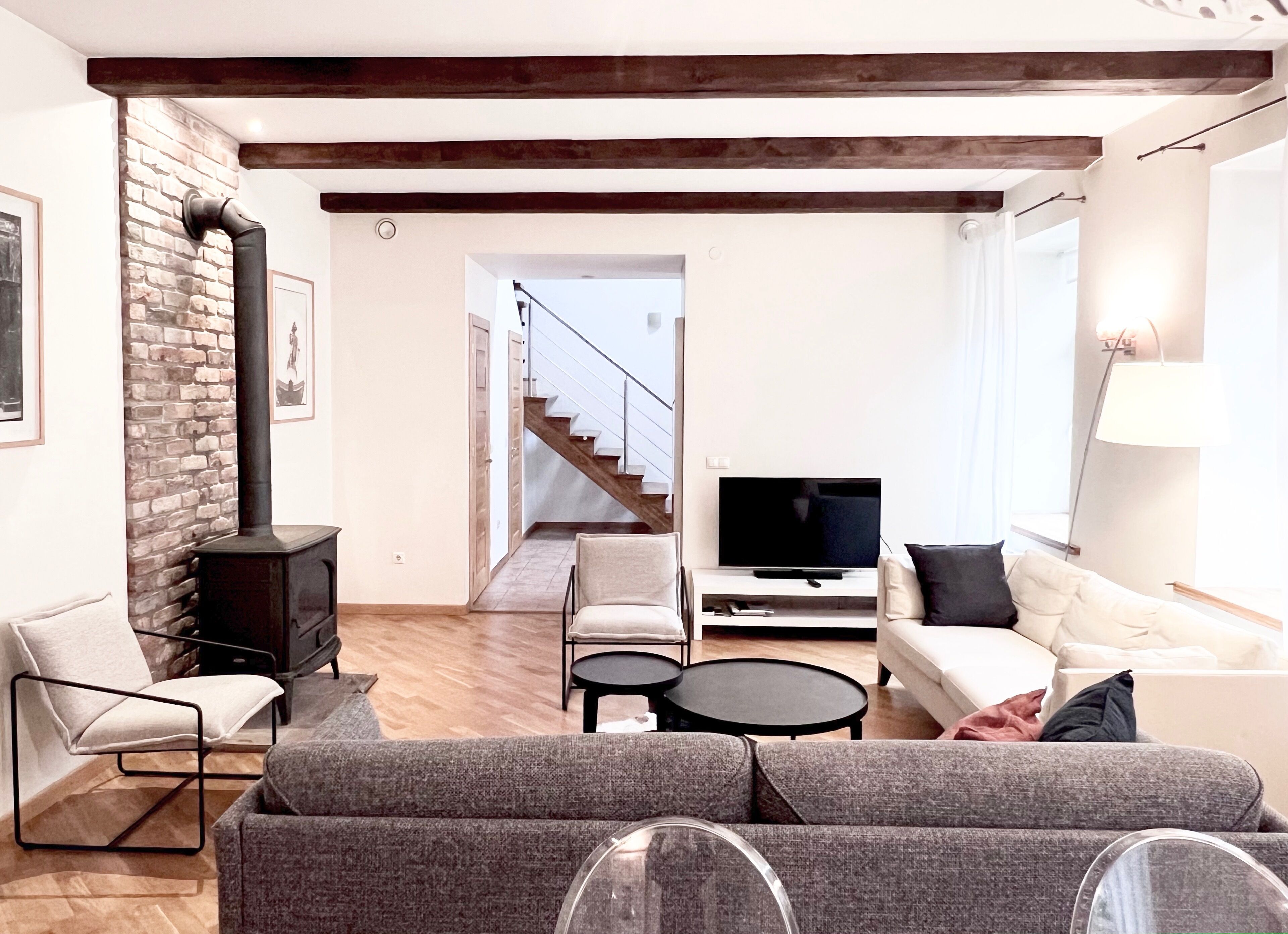 exclusive 2 bedrooms apartment ligonines st.9 | living area | 43-inch lcd tv with cable channels, tv, netflix