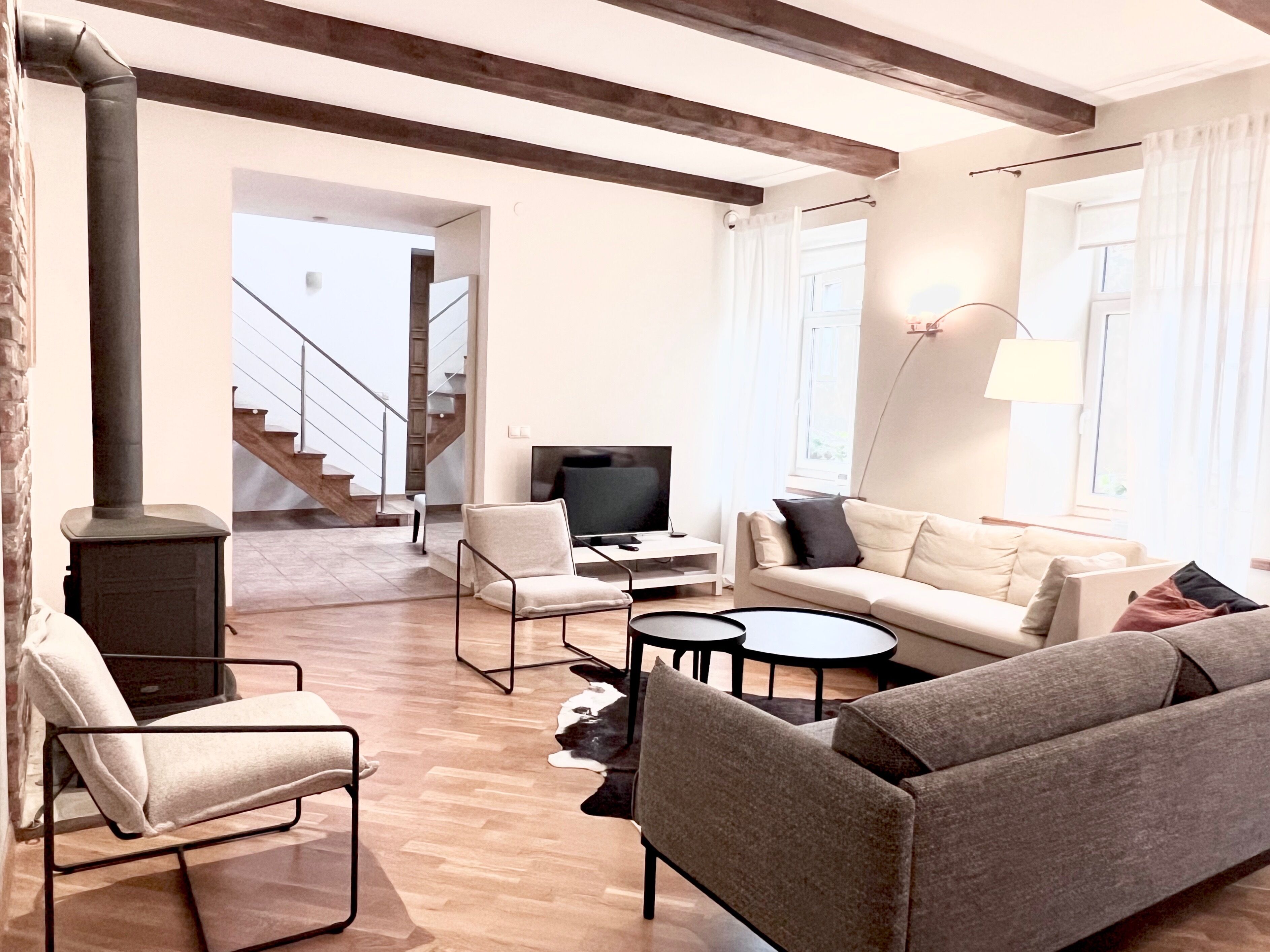 exclusive 2 bedrooms apartment ligonines st.9 | living area | 43-inch lcd tv with cable channels, tv, netflix