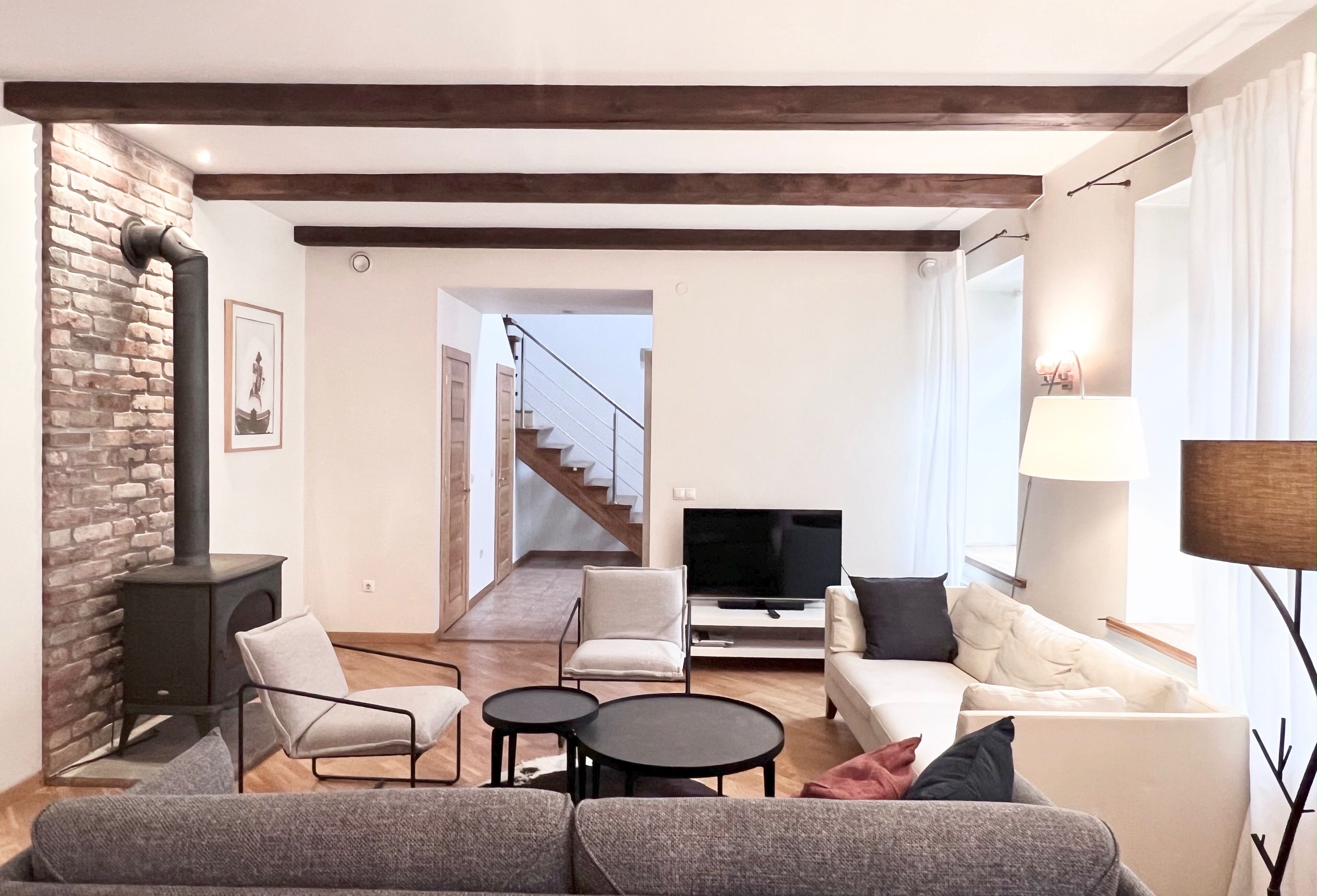 exclusive 2 bedrooms apartment ligonines st.9 | living area | 43-inch lcd tv with cable channels, tv, netflix