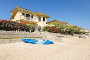 Villa, 4 Bedrooms | Beach/ocean view - Kennedy Towers - Frond F Villa (Dubai)