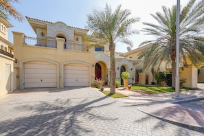 Villa, 4 Bedrooms | Parking | Free self-parking