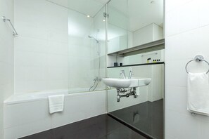 Apartment, 1 Bedroom | Bathroom | Shower, free toiletries, bidet, towels - Kennedy Towers - Index Tower (Dubai)