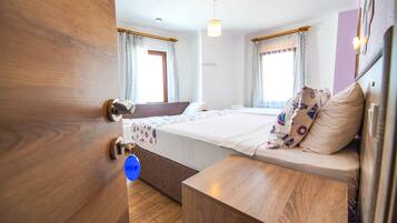 Deluxe Quadruple Room | Laptop workspace, free WiFi, bed sheets