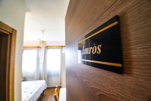 Standard Double Room | Laptop workspace, free WiFi, bed sheets - Bozcaada Hotel Vitis (Bozcaada)