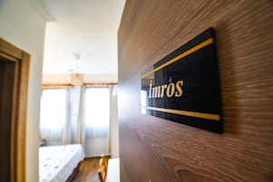 Espacio para trabajar con laptop, wifi gratis y ropa de cama 