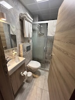 Espacio para trabajar con laptop, wifi gratis y ropa de cama 