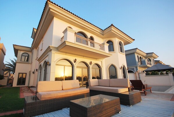 Exterior - Kennedy Towers - Frond L Garden Home (Dubai)