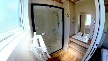 Chalet Komodo - 3 bedrooms, 2 bathrooms, sleeps 8 | Desk, laptop workspace, blackout drapes, soundproofing