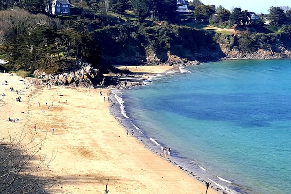 Beach nearby, white sand, 2 beach bars