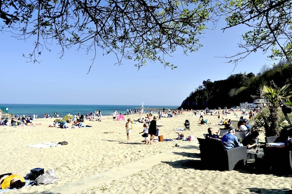 Beach nearby, white sand, 20 beach bars