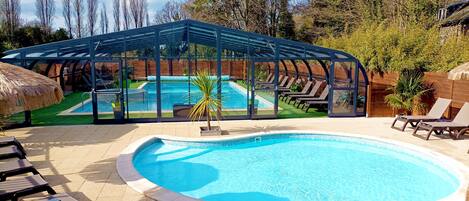 Una piscina al aire libre de temporada, cabañas de piscina gratuitas