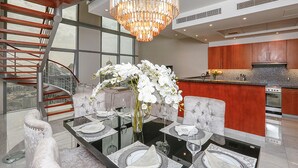 Apartamento, 2 habitaciones | Servicio de comidas en la habitación