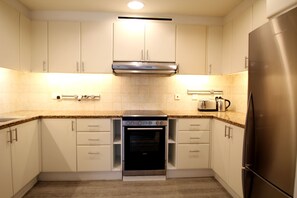Apartment, 2 Bedrooms | Private kitchen