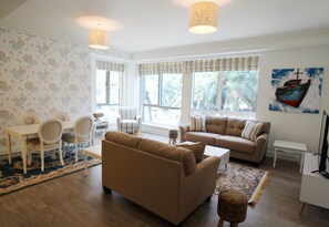 Apartment, 2 Schlafzimmer | Wohnbereich | Flachbildfernseher