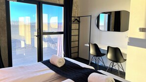 2 bedrooms, desk, blackout drapes, soundproofing - Seljavellir Guesthouse (Höfn)