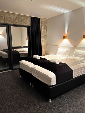2 bedrooms, desk, blackout drapes, soundproofing - Seljavellir Guesthouse (Höfn)