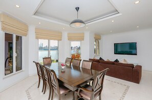 Villa, 4 Schlafzimmer, eigener Pool | Essbereich im Zimmer