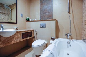 Studio | Salle de bain | Douche, articles de toilette (gratuits), serviettes fournies