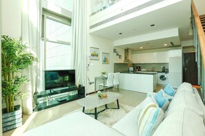 Appartement de base, 1 grand lit, accès à la piscine | Aire de séjour | Téléviseur