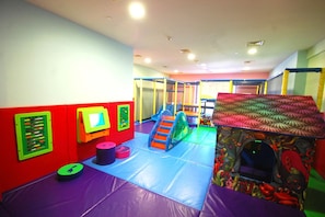Área de juegos infantiles bajo techo