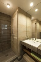 Apartamento, 2 habitaciones | Baño | Ducha, artículos de higiene personal gratuitos y secador de pelo