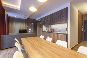 Appartement, 2 chambres | Coin séjour | Télévision à écran plat, lecteur de DVD, chauffage par le sol