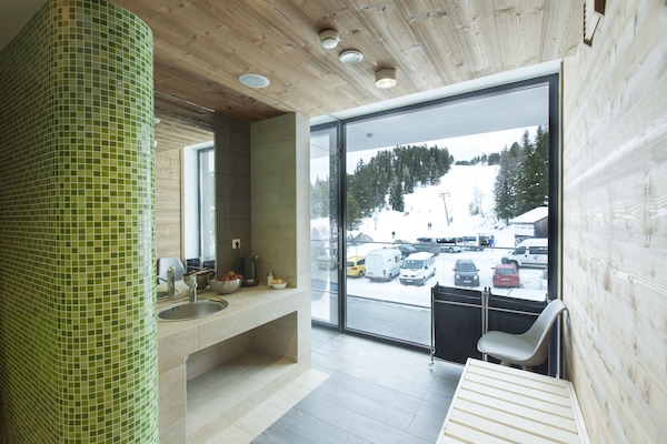 Sauna, steam room