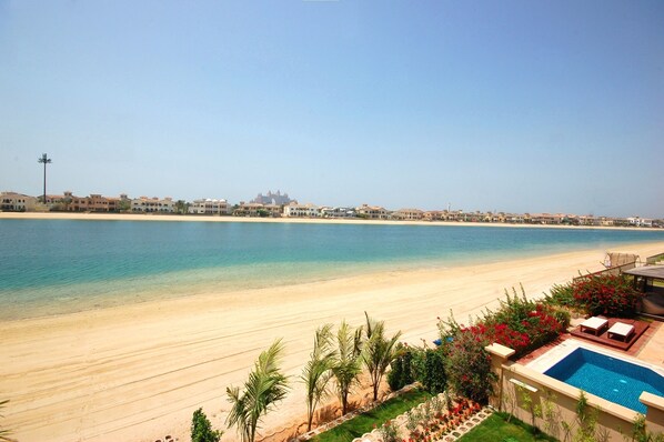 Beach nearby - Kennedy Towers - Frond L Villa (Dubai)