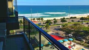 A balcony with a view of the beach and ocean. - Flat Barrabella (Rio de Janeiro)