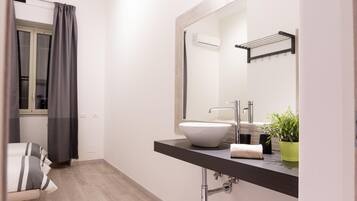 Dusche, kostenlose Toilettenartikel, Haartrockner, Handtücher