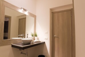 Shower, free toiletries, hair dryer, towels - Romano Rooms (Catania)