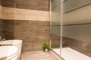 Kahden hengen huone | Kylpyhuone | Suihku, ilmaiset hygieniatuotteet, hiustenkuivaaja, bidee